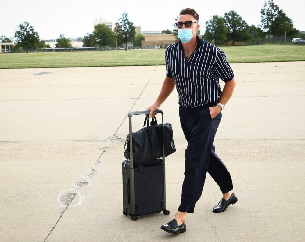 9 Insiprasi Outfit Smart Casual ala Travis Kelce, Pacar Taylor Swift