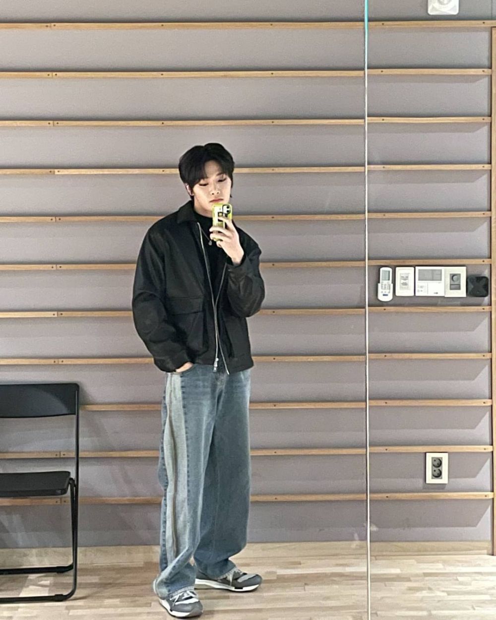 9 Ide Outfit Loose Pants Jeans ala I.N Stray Kids, Simple dan Stylish!