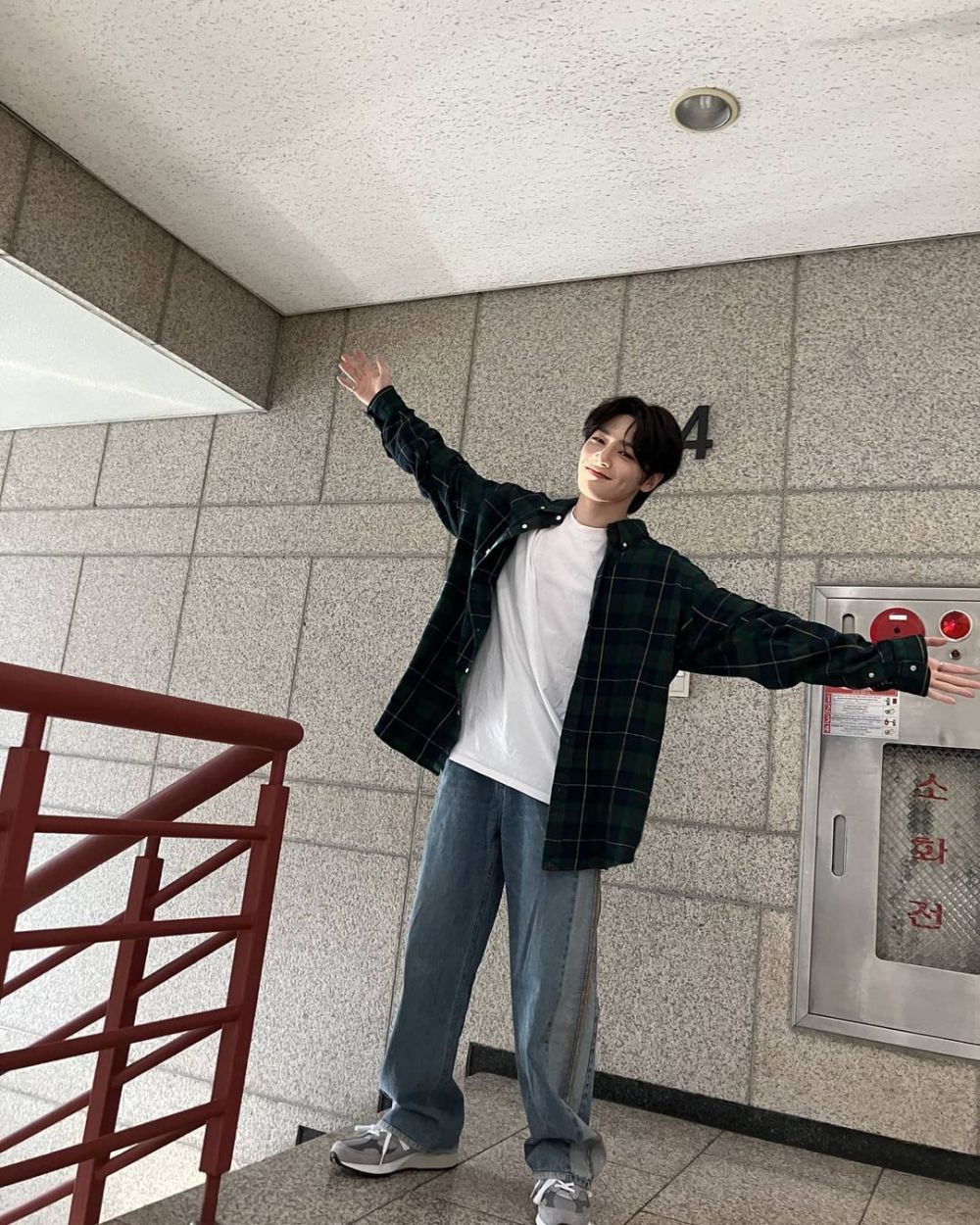 9 Ide Outfit Loose Pants Jeans ala I.N Stray Kids, Simple dan Stylish!