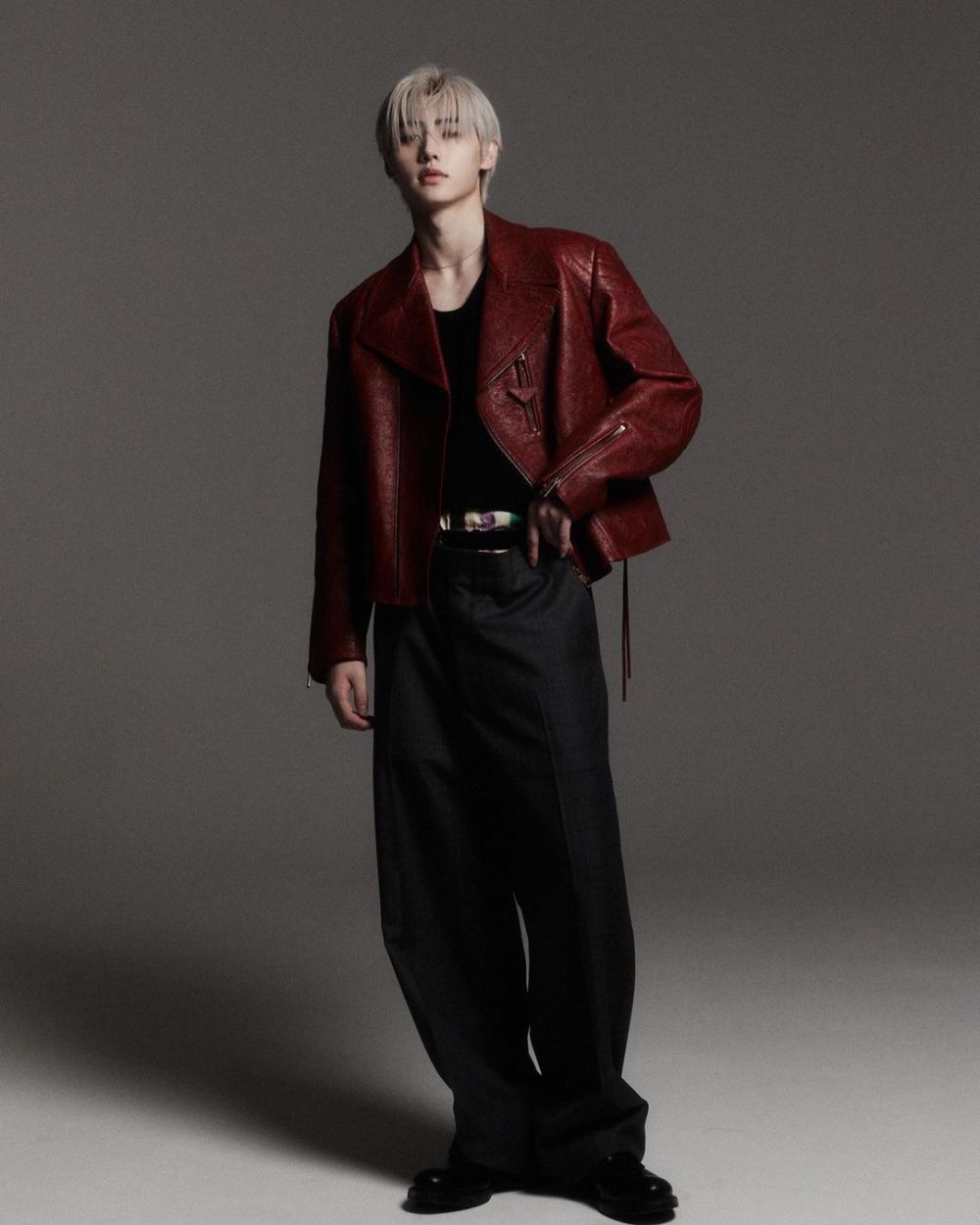 8 Ide Outfit Smart Casual ala Sunghoon ENHYPEN, Stunning!