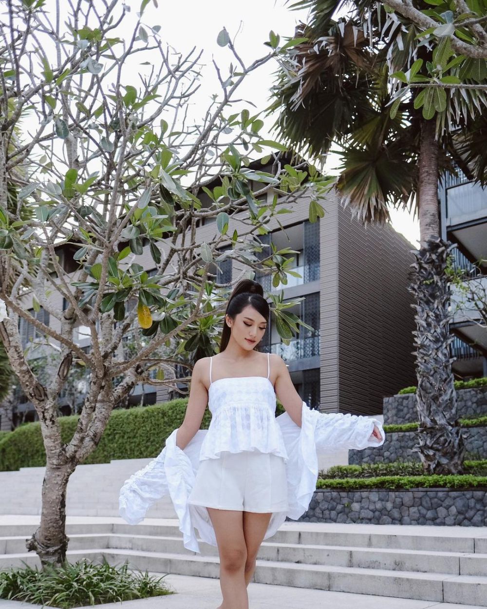 10 Inspirasi Outfit Nuansa Putih ala Anissa Aziza, So Classy!