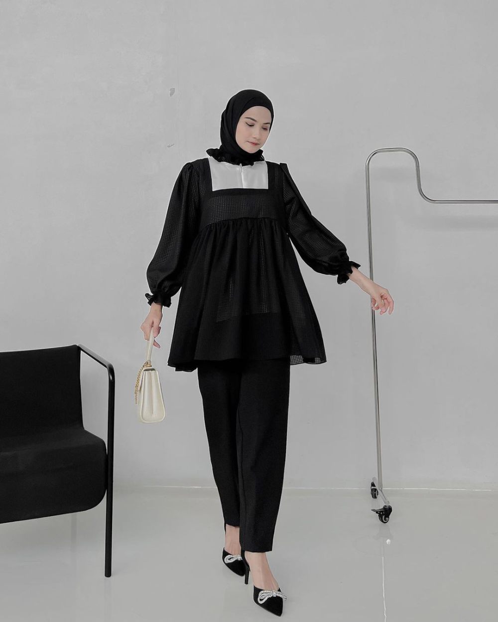 9 Ide All Black Outfit ala Anggita Kusuma Dewi, Super Stunning!