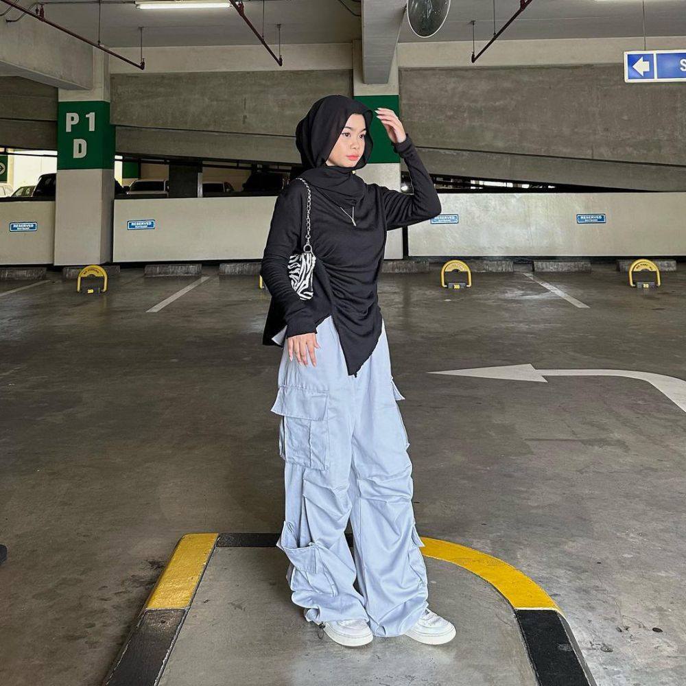 8 OOTD Hijab Hangout ala Nola Clara Arsyi, Tampil Swag dan Cool!