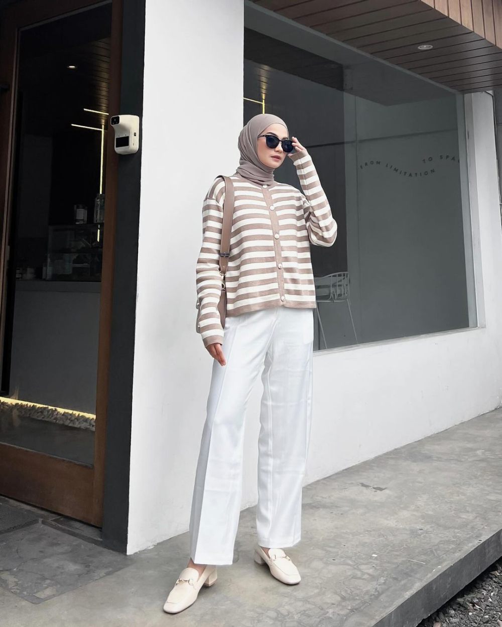 10 Padu Padan Outfit Stripes ala Anggita Kusuma Dewi, Atraktif!