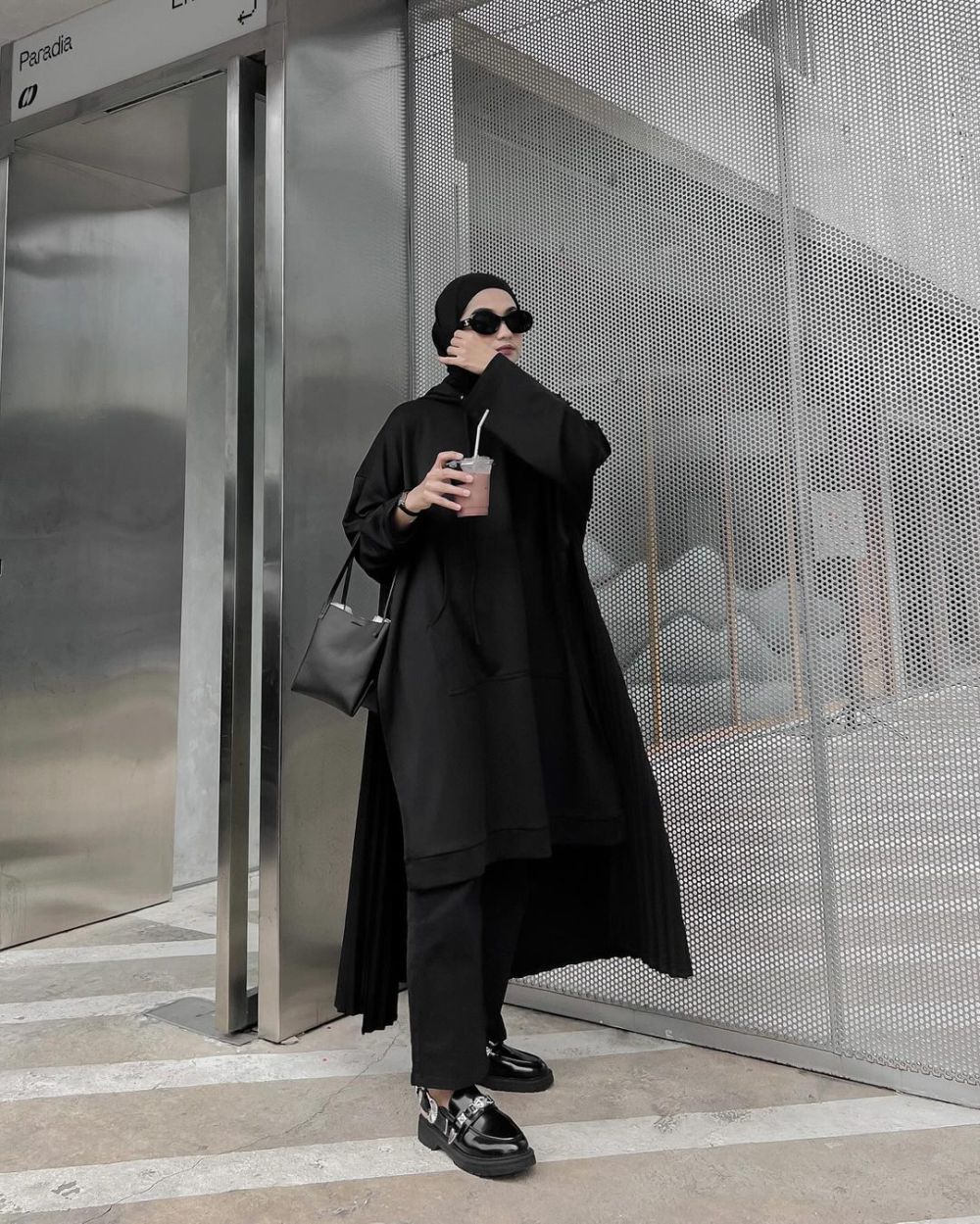 9 Ide All Black Outfit ala Anggita Kusuma Dewi, Super Stunning!