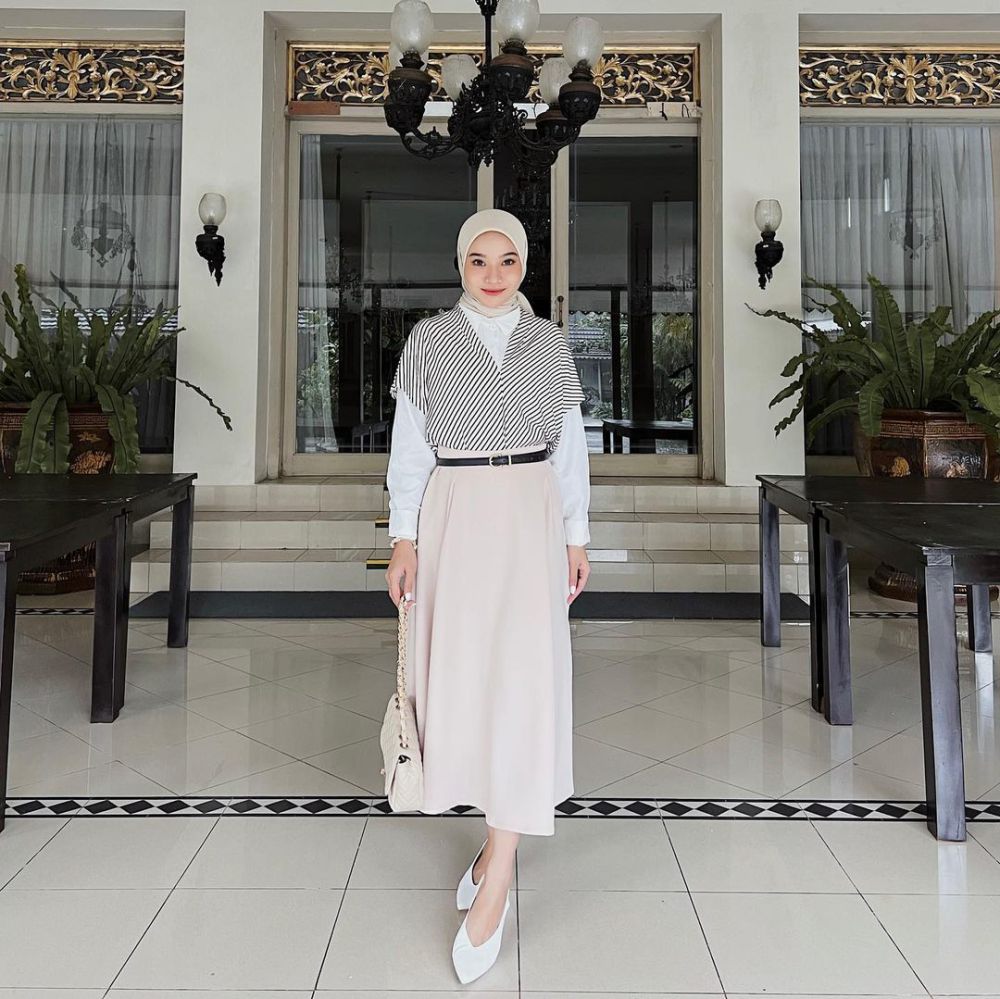 11 Ide Outfit Hijab Smart Casual ala Melvin Maylani, Fashionable!