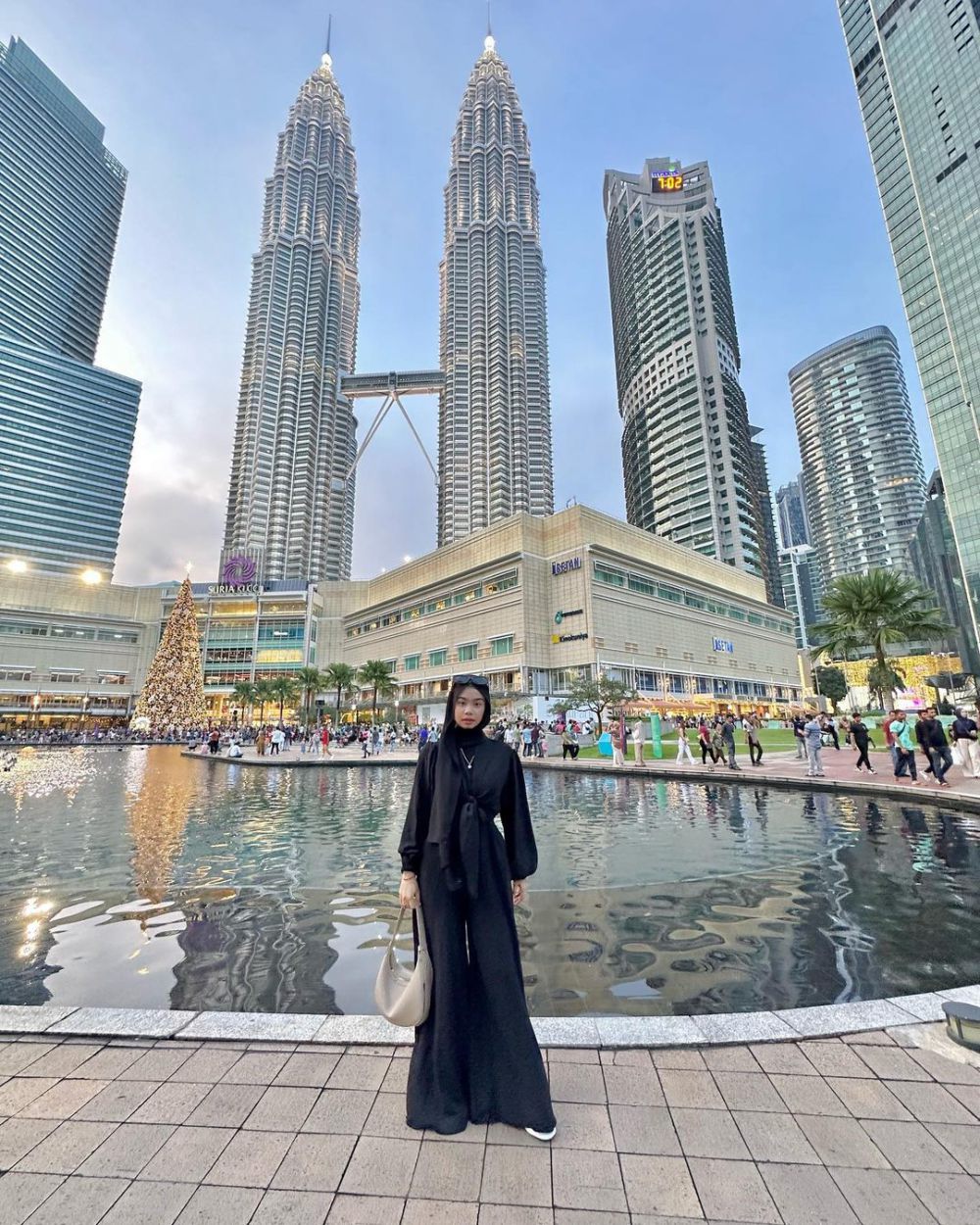 8 OOTD Hijab ala Nola Clara Arsyi, Cocok untuk Busana Liburan!