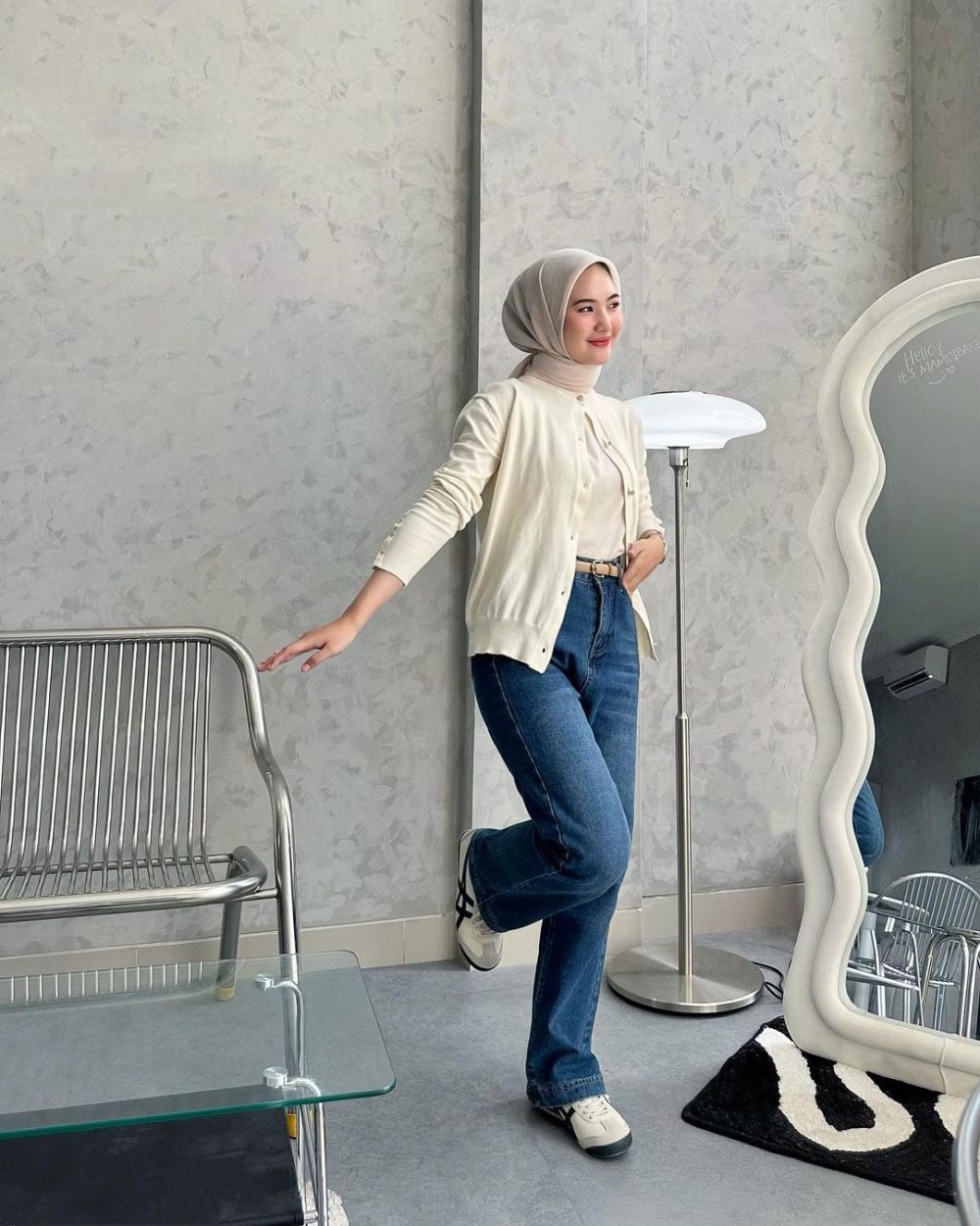 9 Ide Styling Knitwear ala Intan Ghazella, Cocok saat Musim Hujan