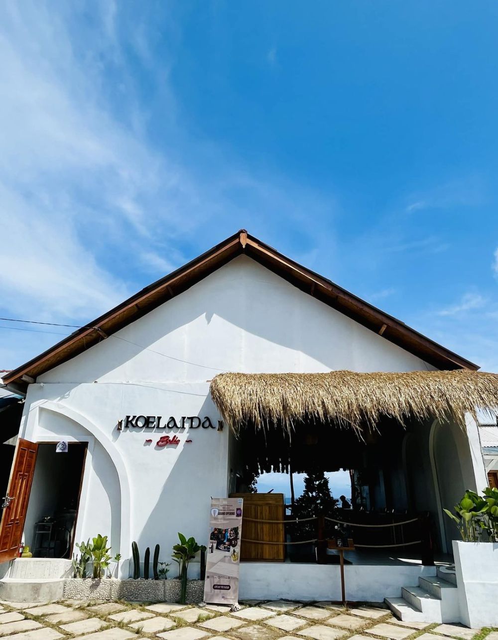 5 Kafe Tepi Pantai di Nusa Penida, Chill Abis!