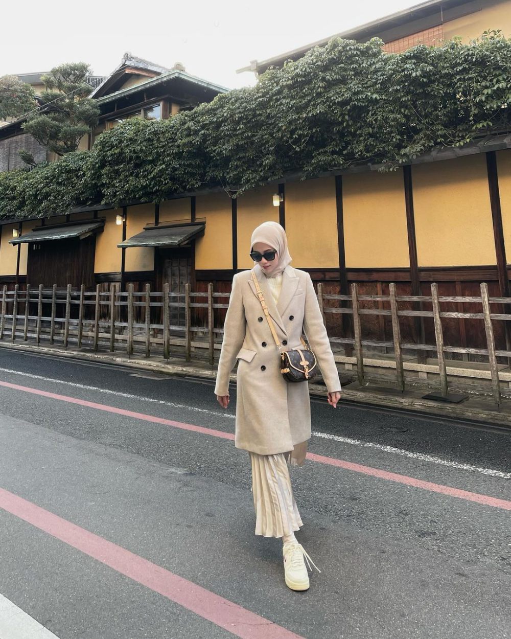 9 Inspirasi Outfit Traveling Hijab ala Vina Maulina, Fashionable!