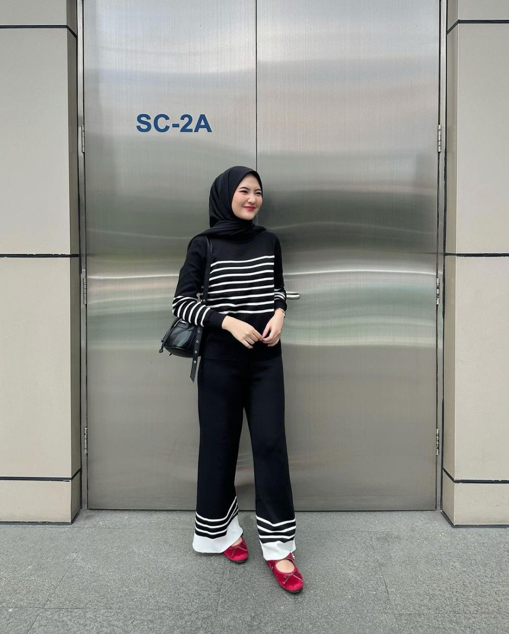 9 Ide Styling Knitwear ala Intan Ghazella, Cocok saat Musim Hujan