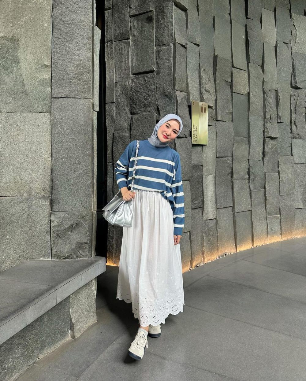 9 Ide Styling Knitwear ala Intan Ghazella, Cocok saat Musim Hujan