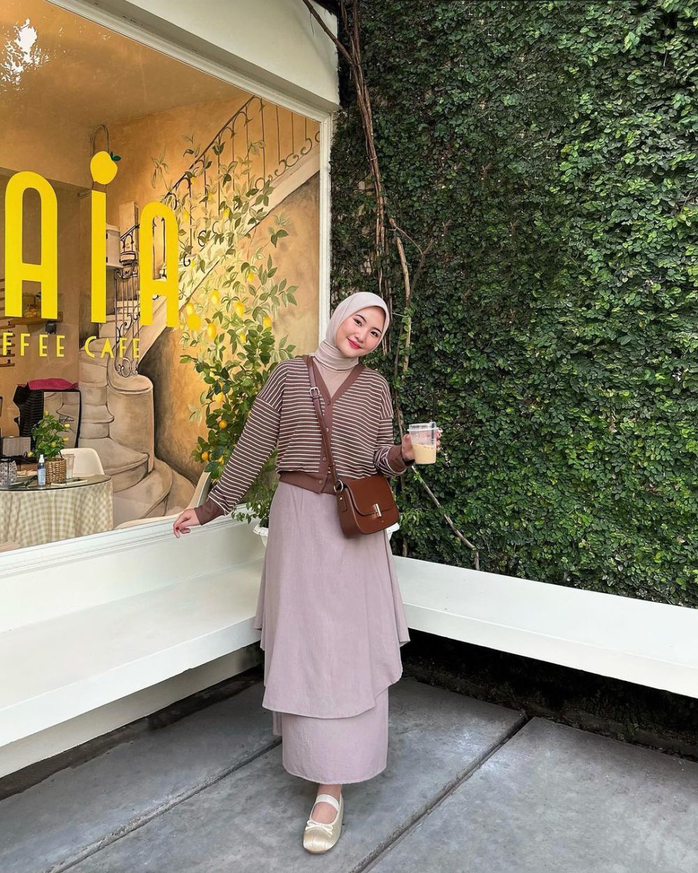 9 Ide Styling Knitwear ala Intan Ghazella, Cocok saat Musim Hujan