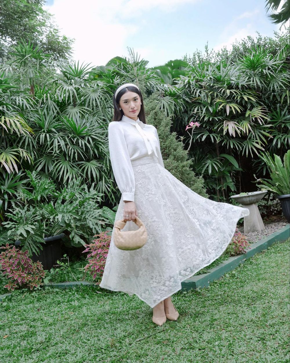 10 Inspirasi Outfit Nuansa Putih ala Anissa Aziza, So Classy!