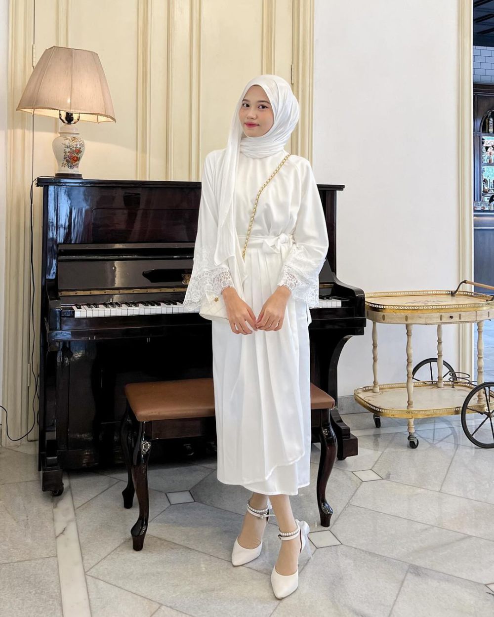 8 Inspirasi Outfit Lebaran Nuansa Putih ala Influencer, Elegan!