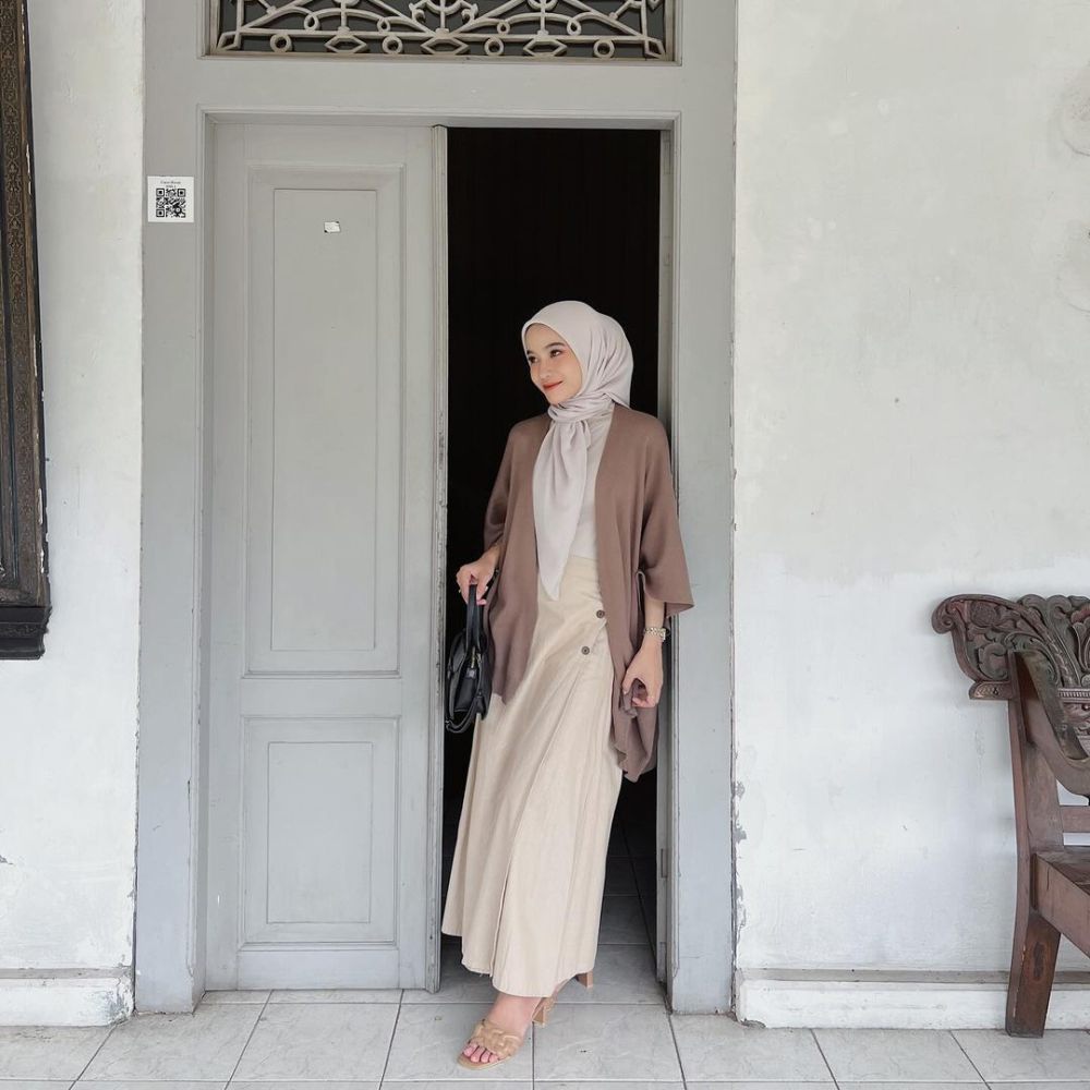 9 Inspirasi Outfit Hijab Earth Tone ala Melvin Maylani, Estetis!