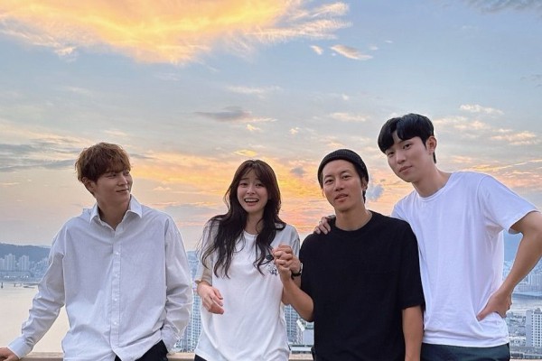 9 Momen di Balik Layar Drama The Midnight Studio, Akrab!