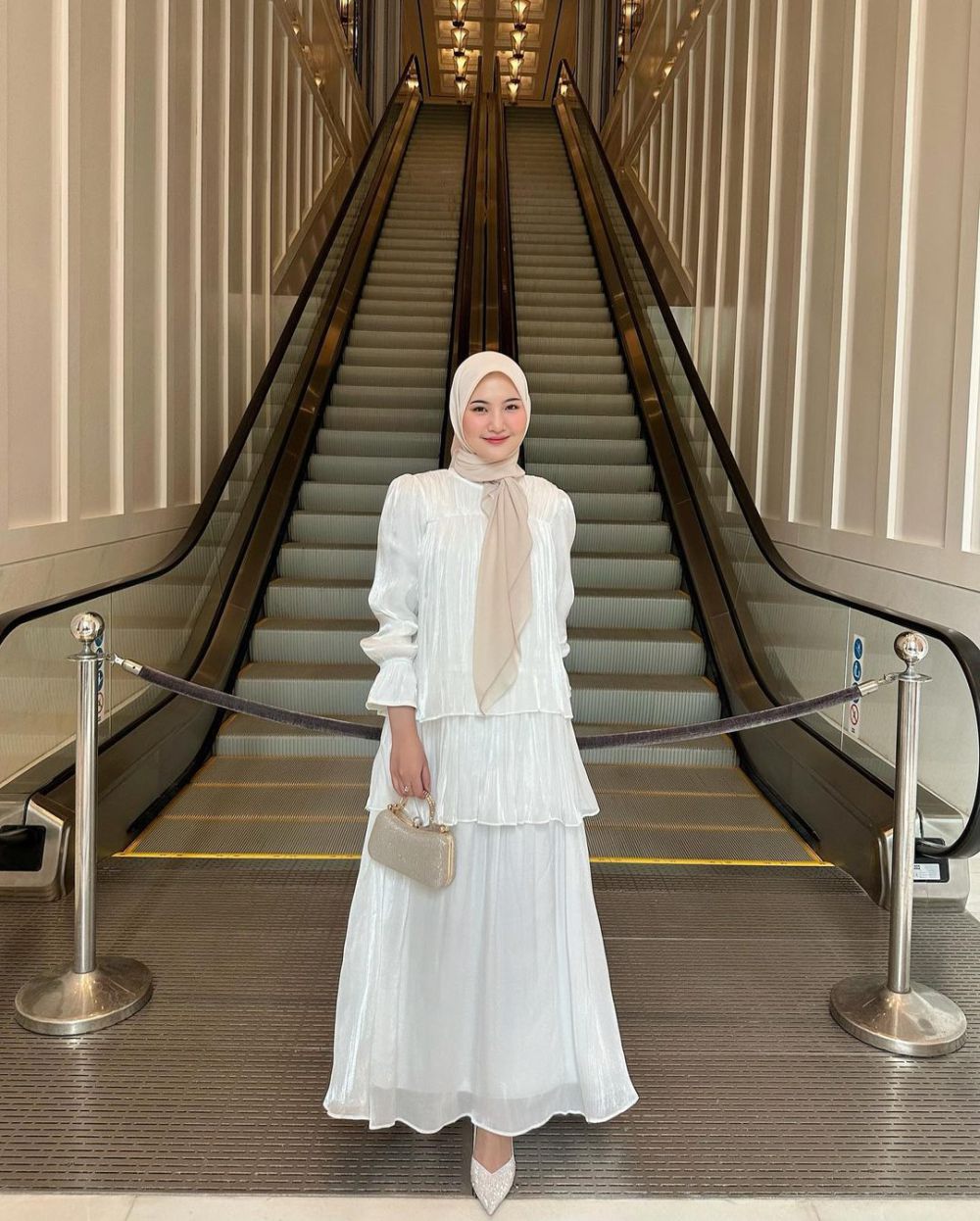 8 Inspirasi Outfit Lebaran Nuansa Putih ala Influencer, Elegan!