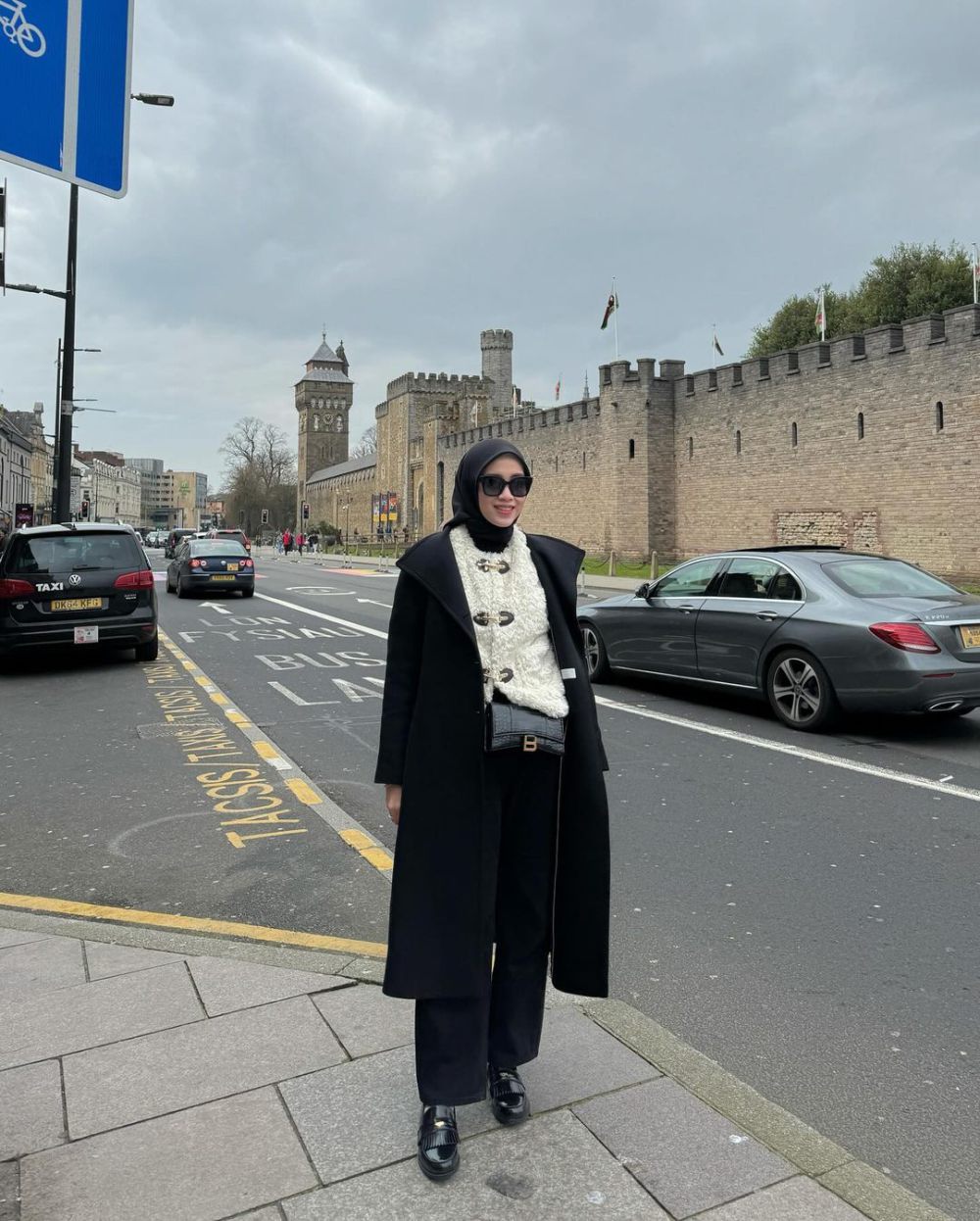 9 Inspirasi Outfit Traveling Hijab ala Vina Maulina, Fashionable!