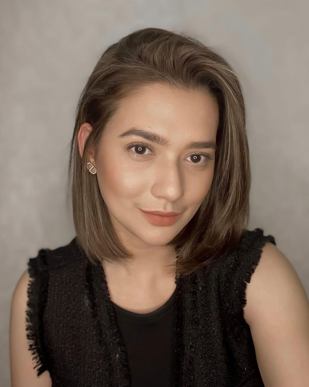 8 Inspirasi Daily Makeup Look ala Mayang Yudittia, Kece Banget!