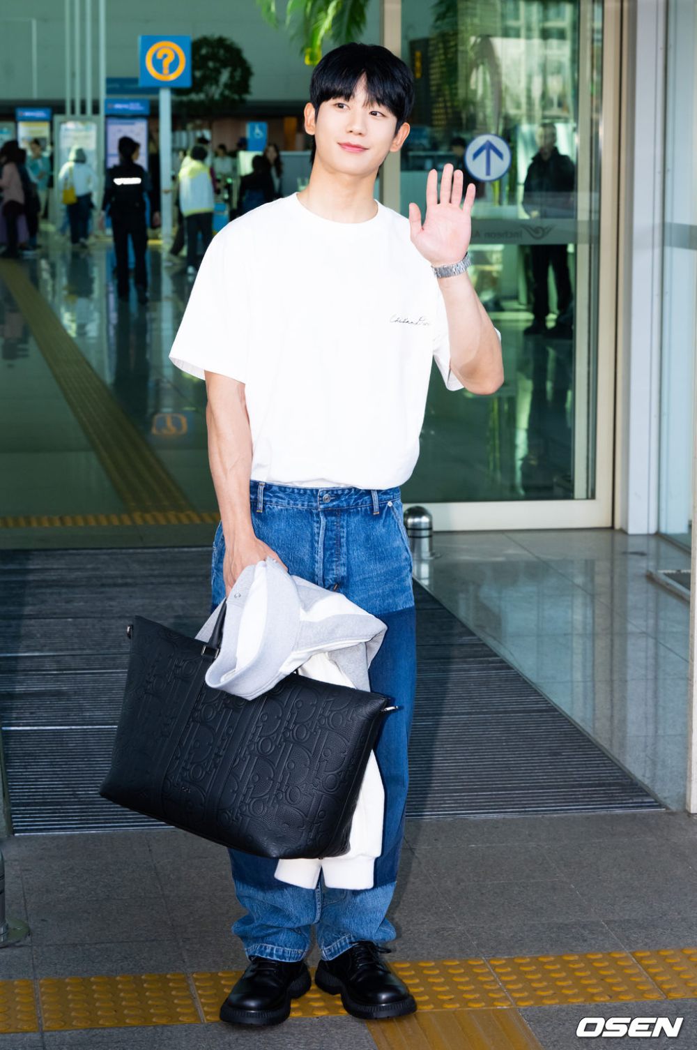 12 Inspirasi Airport Outfit ala Aktor Korea Selatan, Style Modis!