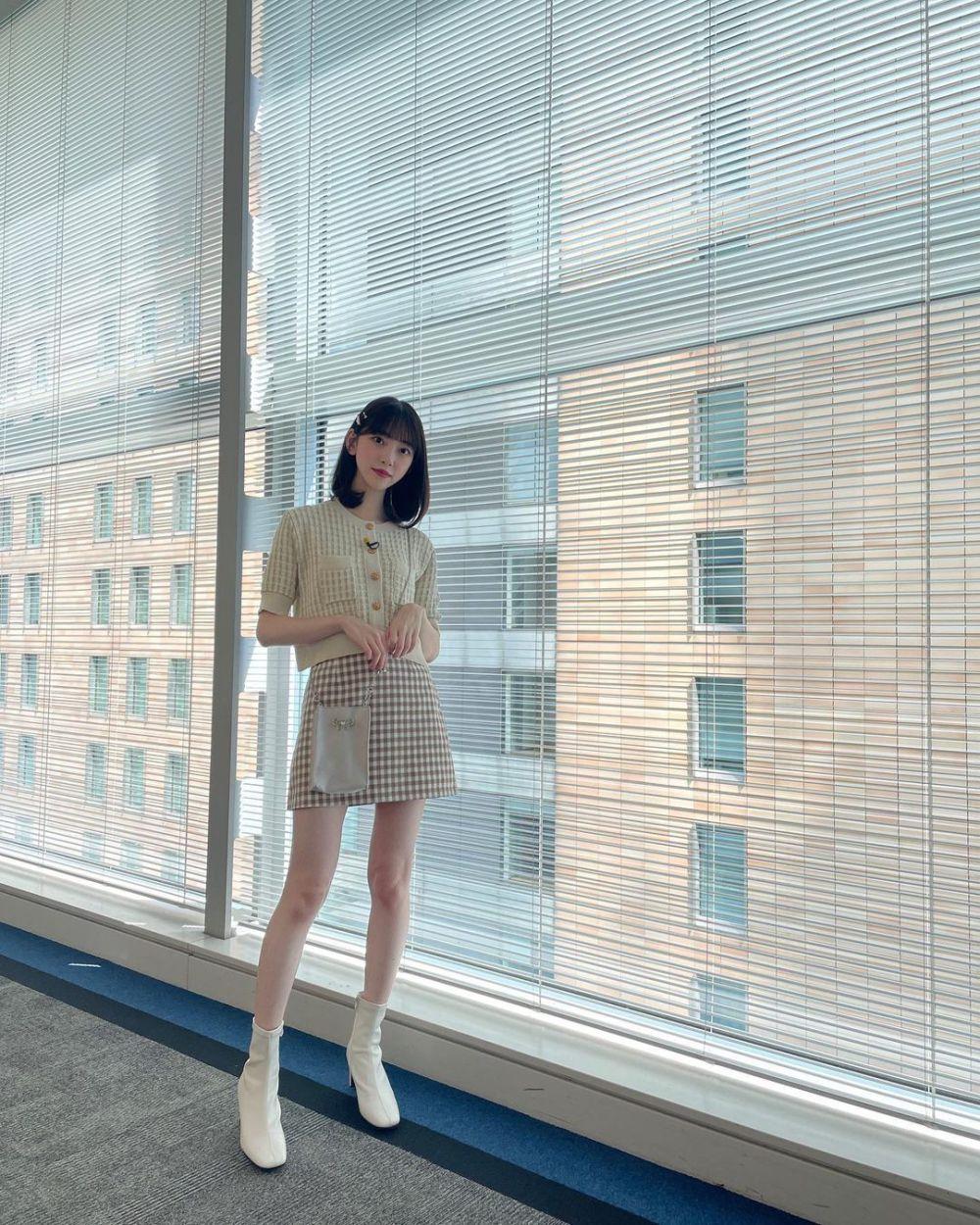 8 Ide Outfit Pakai Mini Skirt ala Miona Hori, Youthful dan Stylish!