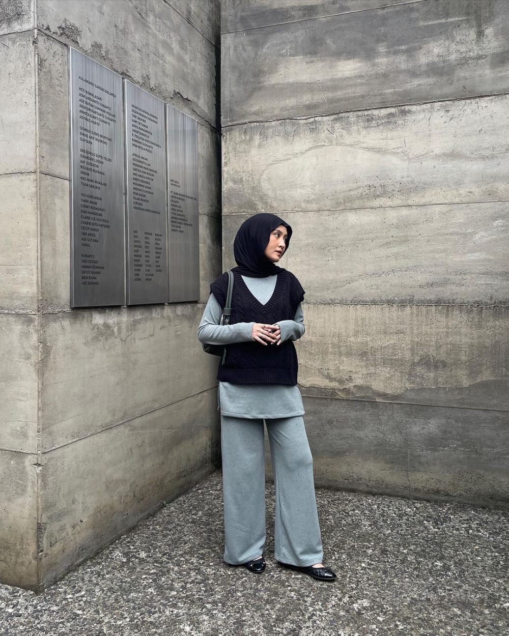 10 OOTD Hijab dengan Vest Hitam ala Inas Rana yang Anti Boring!