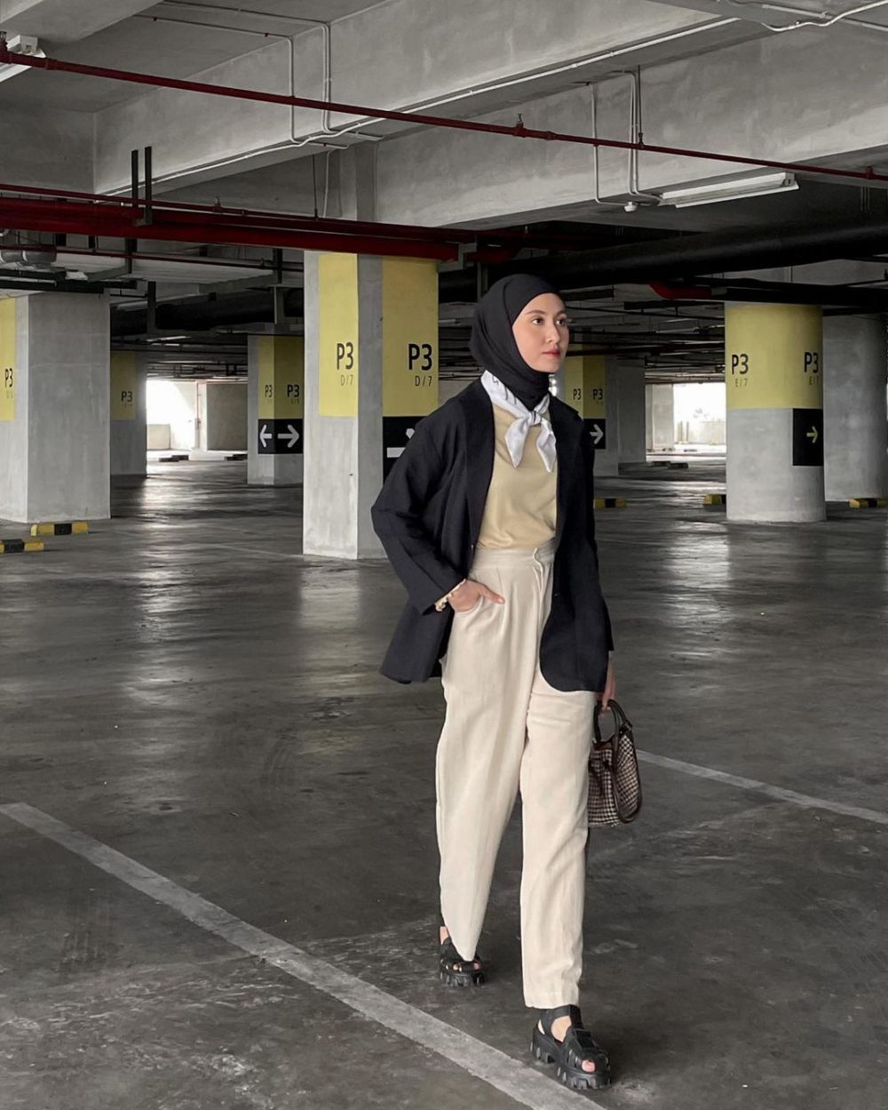 10 Office Style dengan Blazer Hitam ala Inas Rana, Classy!