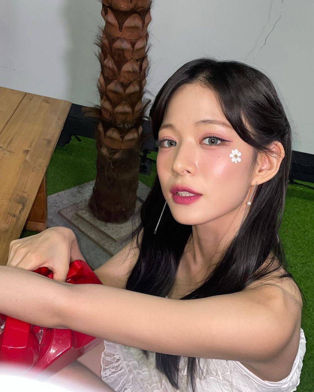 9 Inspirasi Makeup ala Lee Chaeyoung Fromis_9, Dramatis!