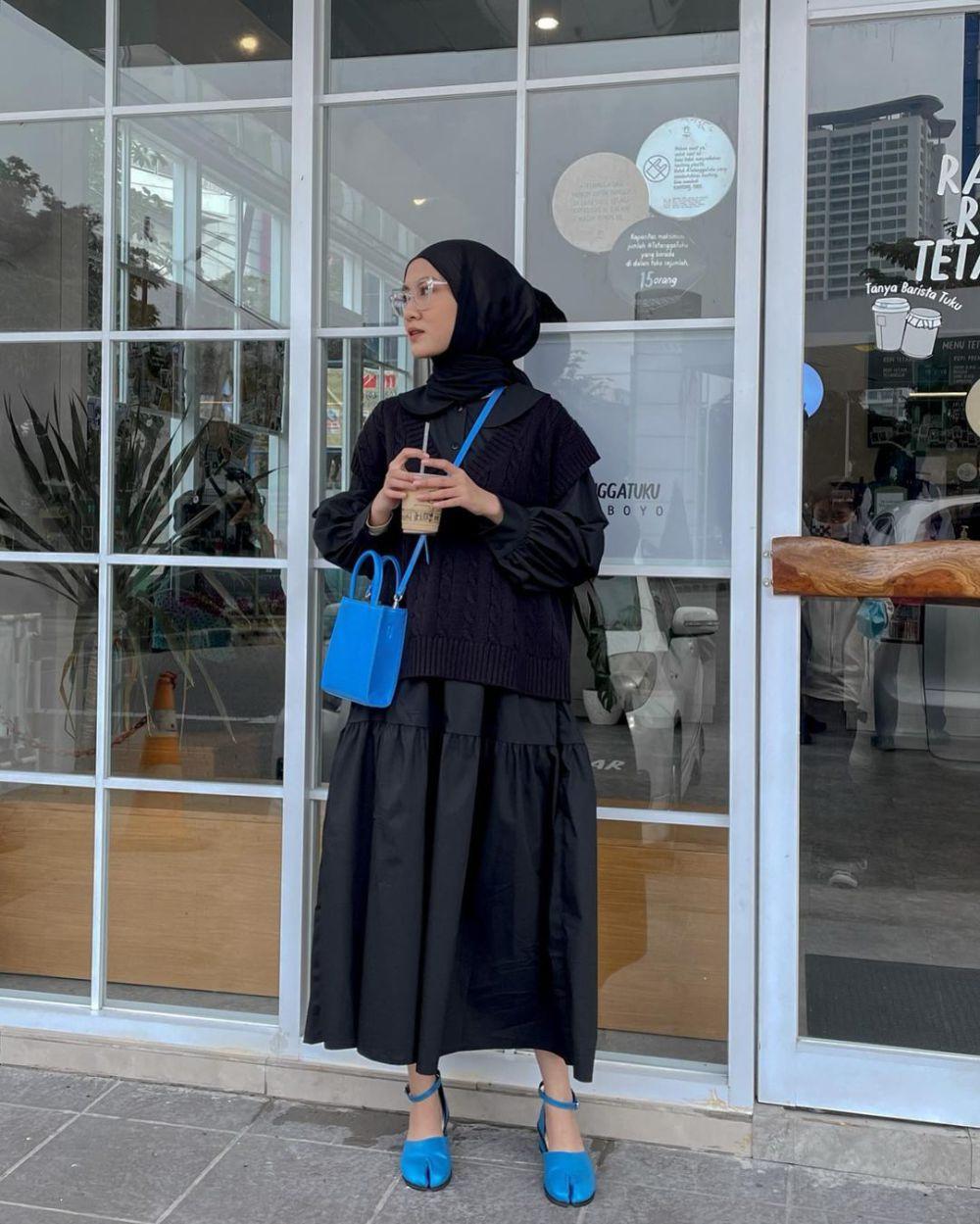 10 OOTD Hijab dengan Vest Hitam ala Inas Rana yang Anti Boring!