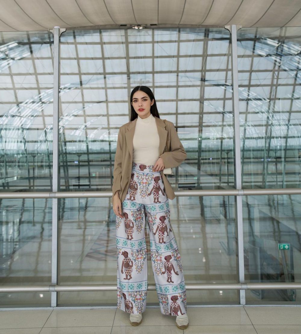 9 Inspirasi Airport Fashion ala Charlotte Austin, Modis Setiap Waktu!