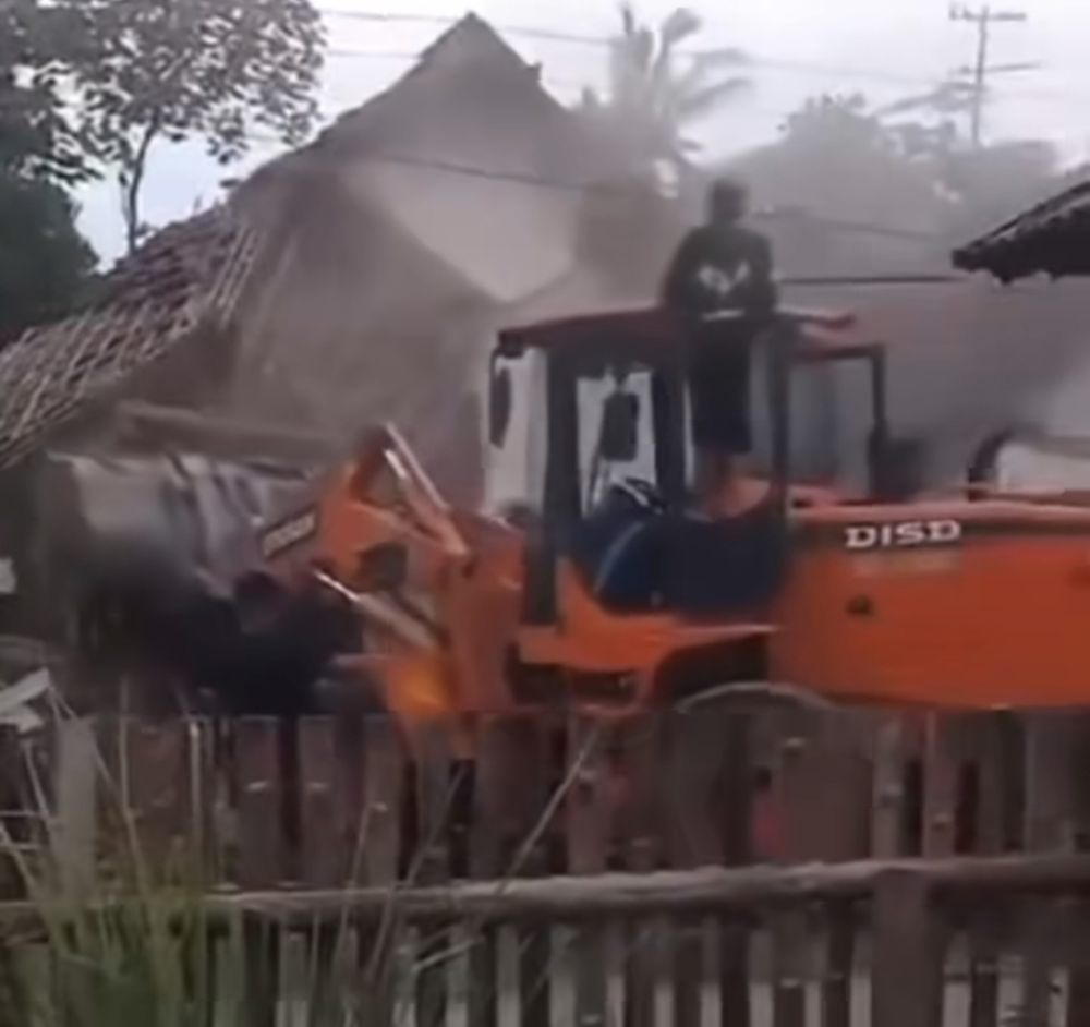 Konflik Harta Gono-gini, Pemuda Meratakan Rumah Ibu Kandung di Malang