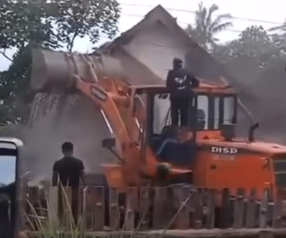 Konflik Harta Gono-gini, Pemuda Meratakan Rumah Ibu Kandung di Malang