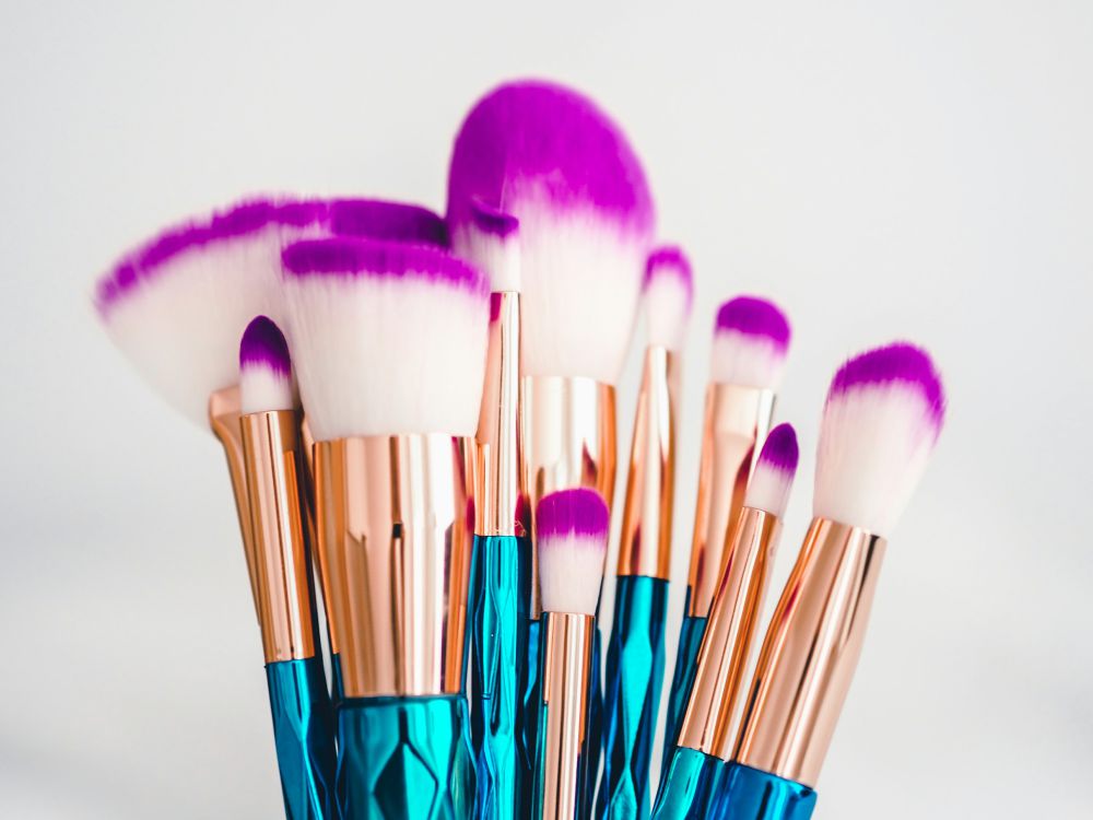4 Tips Membersihkan Kuas Makeup yang Tepat, Jangan Keliru!