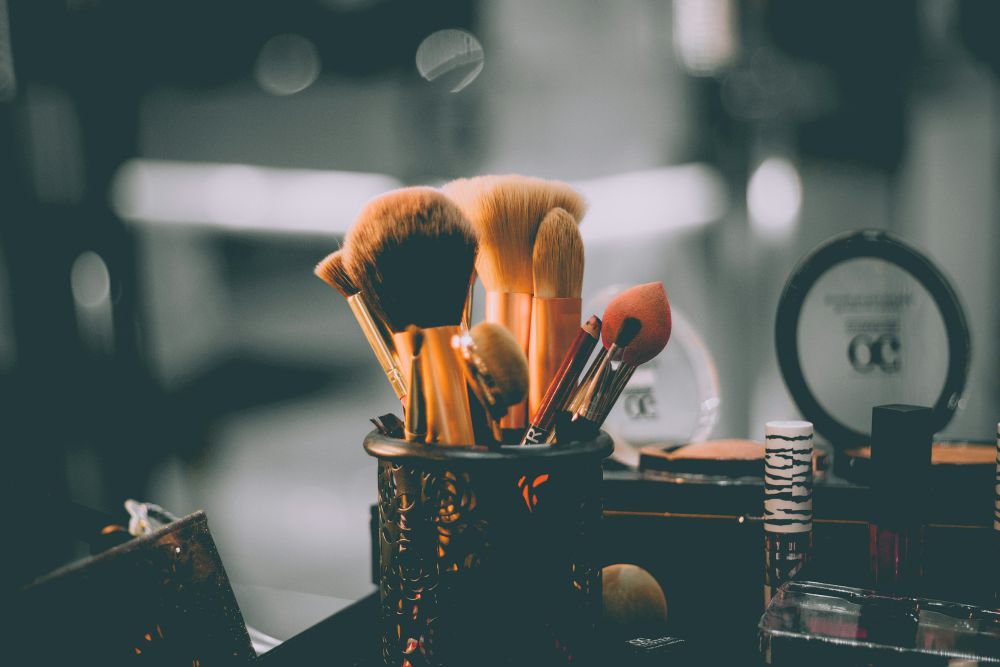 4 Tips Membersihkan Kuas Makeup yang Tepat, Jangan Keliru!