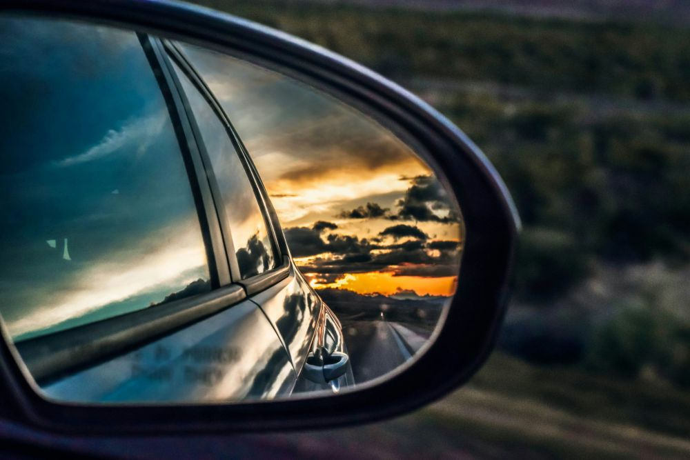 4 Tips Merawat Kaca Spion Mobil, Biar Bersih dan Tidak Lecet!