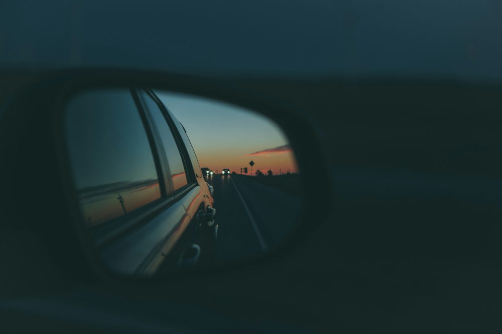 4 Tips Merawat Kaca Spion Mobil, Biar Bersih dan Tidak Lecet!