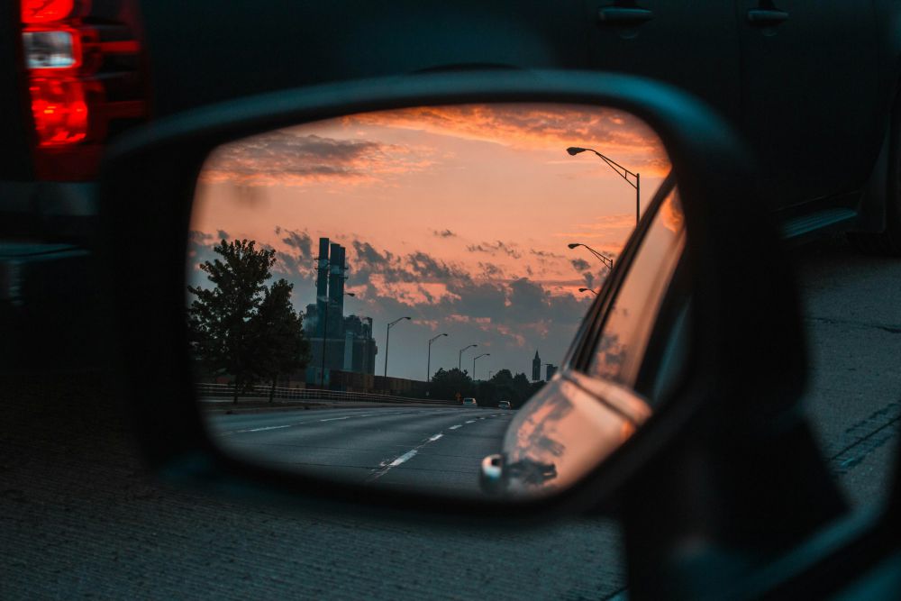 4 Tips Merawat Kaca Spion Mobil, Biar Bersih dan Tidak Lecet!