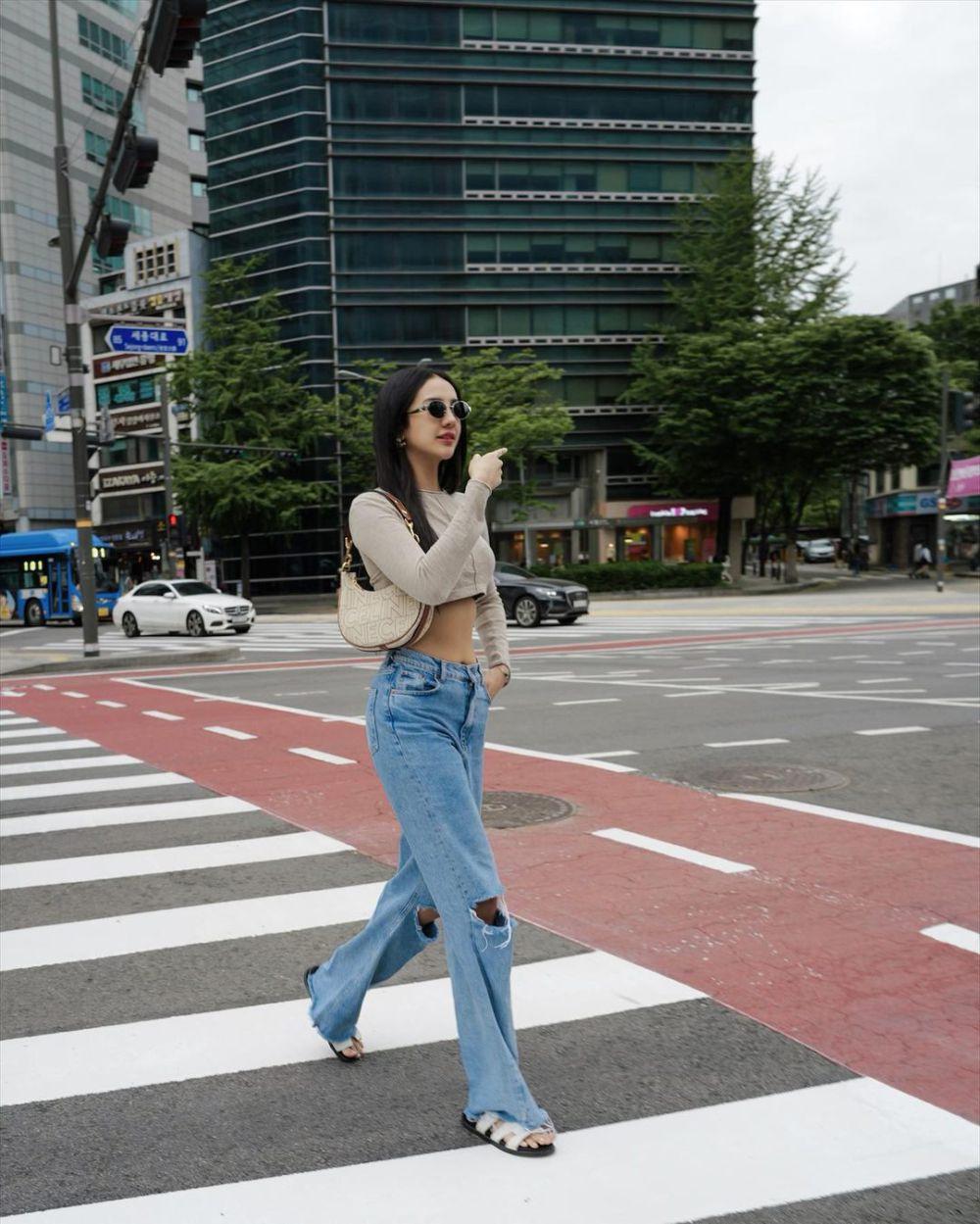 9 Ide Padu Padan Celana Jeans ala Anya Geraldine, Anti Boring!