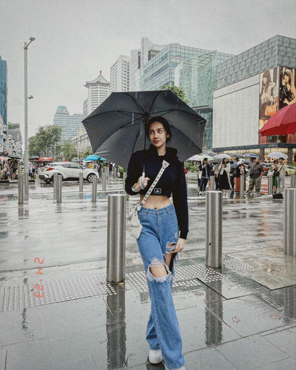 9 Ide Padu Padan Celana Jeans ala Anya Geraldine, Anti Boring!