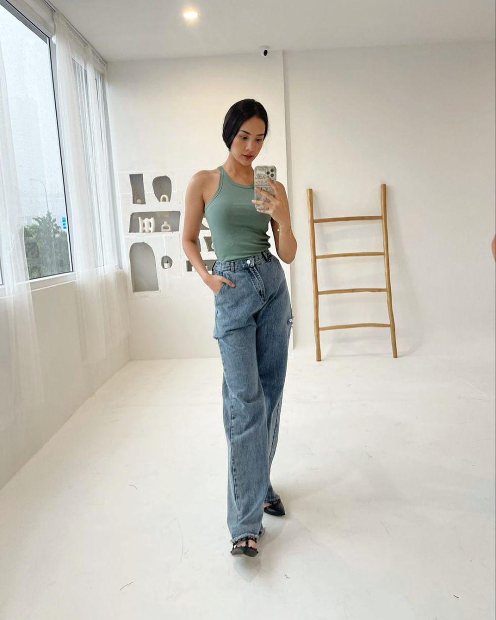 9 Ide Padu Padan Celana Jeans ala Anya Geraldine, Anti Boring!