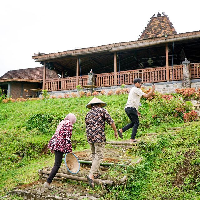 Rumah Makan Bale Hinggil, Resto di Banyumas View Gunung