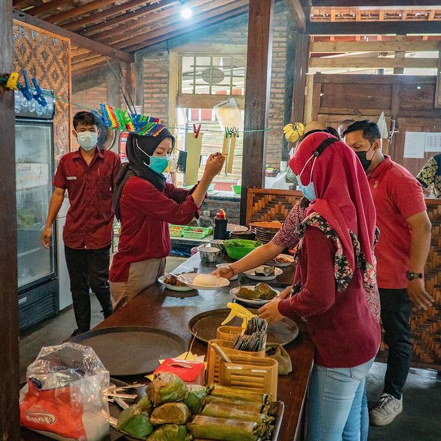 Rumah Makan Bale Hinggil, Resto di Banyumas View Gunung