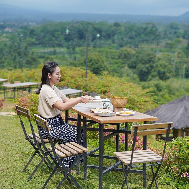 Rumah Makan Bale Hinggil, Resto di Banyumas View Gunung