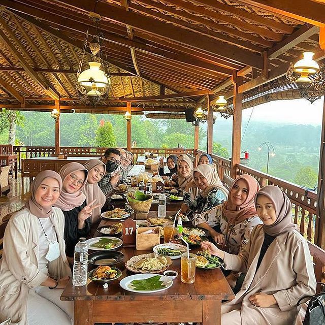 Rumah Makan Bale Hinggil, Resto di Banyumas View Gunung