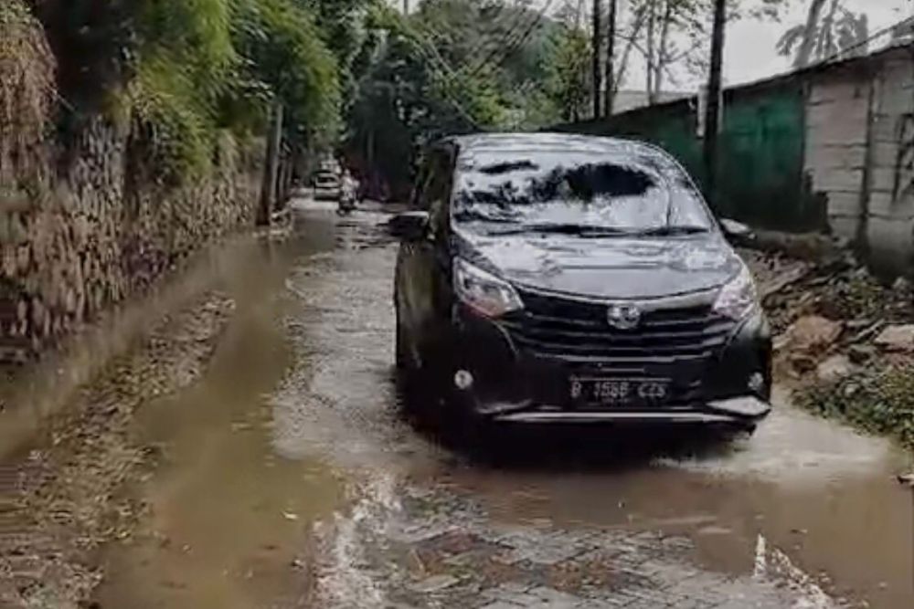 Waspada Banjir, Petugas BPBD Siaga di Sekitar Sungai Cisadane