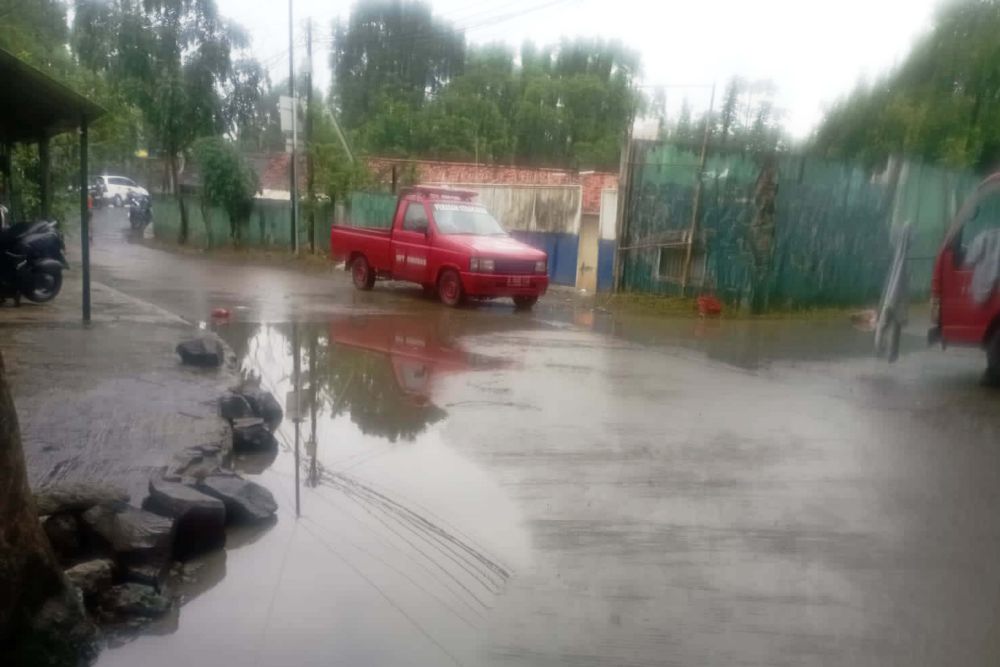 Waspada Banjir, Petugas BPBD Siaga di Sekitar Sungai Cisadane