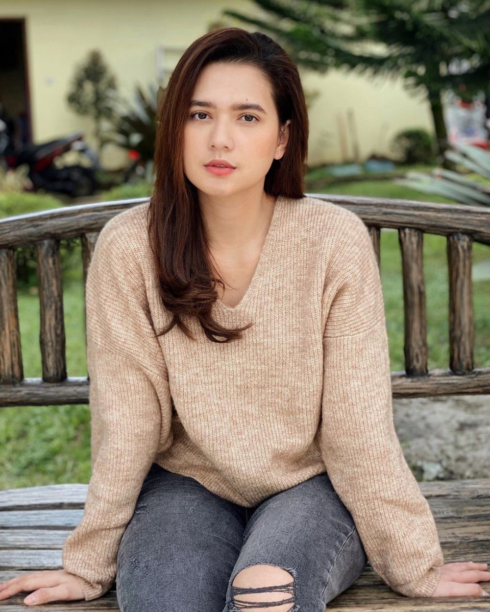 8 Inspirasi Daily Makeup Look ala Mayang Yudittia, Kece Banget!