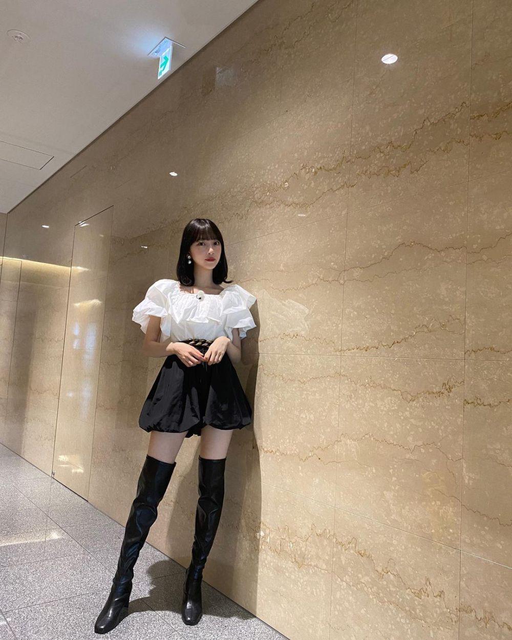 8 Ide Outfit Pakai Mini Skirt ala Miona Hori, Youthful dan Stylish!