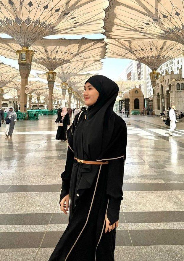 7 Potret Umrah Kaesang-Erina dan Kahiyang Ayu-Bobby Nasution